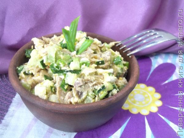 Легкий куриный салат в ароматной заправке – просто объедение