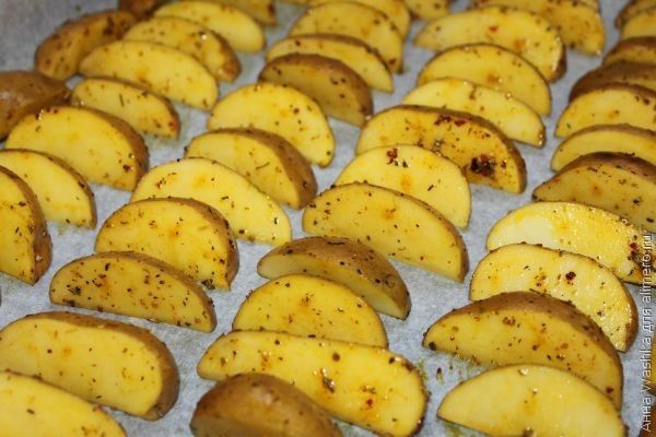 Картошка по-деревенски в духовке без кожуры с салом и чесноком