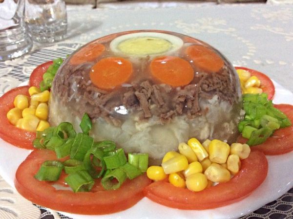 Холодец (как и любое другое угощение) нужно непременно готовить с хорошим настроением. Блюдо, приготовленное с любовью, не может получиться плохим. Холодец (как и любое другое угощение) нужно непременно готовить с хорошим настроением. Блюдо, приготовленное с любовью, не может получиться плохим.