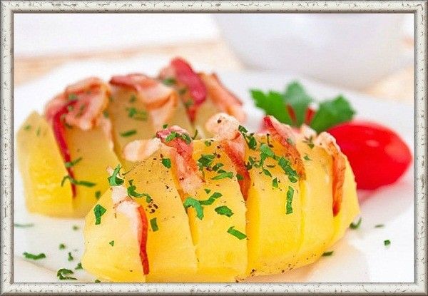 1. Картошка-гармошка. Взять картофель (не очень крупный, вытянутой формы), бекон, сыр, зубчик чеснока, соль, перец по вкусу. На каждой картофелине сделать надрезы, чтобы получилась «гармошка», слегка присолить и вставить в каждый разрез по ломтику бекона и сыра, чередуя их. Поперчить, завернуть в фольгу вместе с зубком чеснока и запекать 40-45 минут, при температуре 200 градусов. 1. Картошка-гармошка. Взять картофель (не очень крупный, вытянутой формы), бекон, сыр, зубчик чеснока, соль, перец по вкусу. На каждой картофелине сделать надрезы, чтобы получилась «гармошка», слегка присолить и вставить в каждый разрез по ломтику бекона и сыра, чередуя их. Поперчить, завернуть в фольгу вместе с зубком чеснока и запекать 40-45 минут, при температуре 200 градусов.