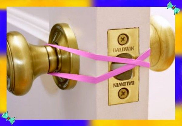 1. Блокировка язычка замка. Иногда бывает необходимо заблокировать работу замка, например, если он неисправен или вы боитесь, что дети в комнате могут сами себя закрыть. В таком случае натяните на ручки резиновую ленту, которая зафиксирует язычок в одном положении. 1. Блокировка язычка замка. Иногда бывает необходимо заблокировать работу замка, например, если он неисправен или вы боитесь, что дети в комнате могут сами себя закрыть. В таком случае натяните на ручки резиновую ленту, которая зафиксирует язычок в одном положении.