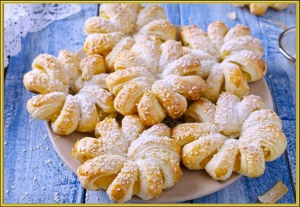 1. Слойки с ананасом. Консервированные колечки ананаса обсушите на бумажной салфетке. 500 г слоёного теста раскатайте и разрежьте на полоски шириной 2–3 сантиметра. Оберните каждое кольцо ананаса полоской теста и разложите на противень. Выпекайте слойки 15–20 минут при 180 °С. Готовую выпечку посыпьте сахарной пудрой, кунжутом или маком. 1. Слойки с ананасом. Консервированные колечки ананаса обсушите на бумажной салфетке. 500 г слоёного теста раскатайте и разрежьте на полоски шириной 2–3 сантиметра. Оберните каждое кольцо ананаса полоской теста и разложите на противень. Выпекайте слойки 15–20 минут при 180 °С. Готовую выпечку посыпьте сахарной пудрой, кунжутом или маком.