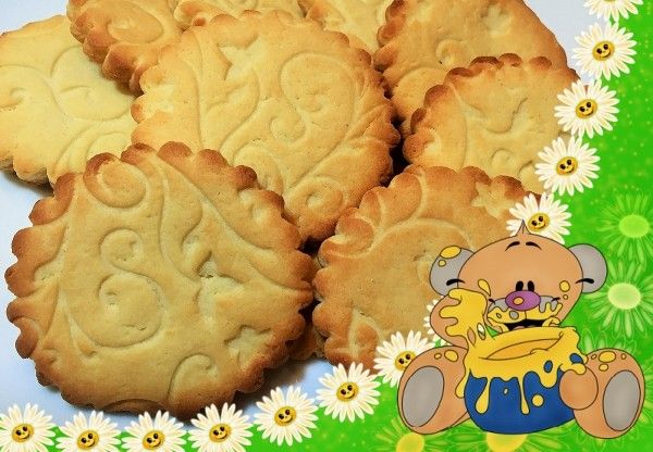 1. Детское печенье без яиц. Продукты: сахар - 1 ст., маргарин – 150 г, молоко - 0,5 ст., уксус 9% - 1 ст. л., сода - 1 ч. л., картофельный крахмал - 0,5 ст., мука - 2,5 ст., ванилин - 1 щепотка. Приготовление: маргарин размягчить, растереть с сахаром добела, добавить молоко и продолжать растирать деревянной ложкой до полного растворения сахара. Ввести соду, погашенную в уксусе, хорошо перемешать, всыпать крахмал и муку. Затем быстро замесить густое, но не очень крутое тесто, добавить ванилин. Разделить тесто на несколько кусков и положить на 20-30 минут в холодильник. Включить духовку. Из каждого охлажденного куска теста раскатать лепешку толщиной 6-7 мм и с помощью фигурных выемок вырезать печенье. Положить печенье на сухой противень. Выпекать при 180-200 C до золотистого цвета около 20 минут. 1. Детское печенье без яиц. Продукты: сахар - 1 ст., маргарин – 150 г, молоко - 0,5 ст., уксус 9% - 1 ст. л., сода - 1 ч. л., картофельный крахмал - 0,5 ст., мука - 2,5 ст., ванилин - 1 щепотка. Приготовление: маргарин размягчить, растереть с сахаром добела, добавить молоко и продолжать растирать деревянной ложкой до полного растворения сахара. Ввести соду, погашенную в уксусе, хорошо перемешать, всыпать крахмал и муку. Затем быстро замесить густое, но не очень крутое тесто, добавить ванилин. Разделить тесто на несколько кусков и положить на 20-30 минут в холодильник. Включить духовку. Из каждого охлажденного куска теста раскатать лепешку толщиной 6-7 мм и с помощью фигурных выемок вырезать печенье. Положить печенье на сухой противень. Выпекать при 180-200 C до золотистого цвета около 20 минут.