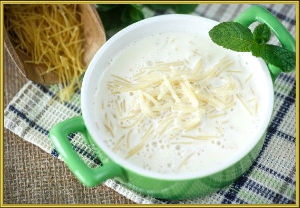 1. Молочный суп с вермишелью. Продукты: 1 стол ложка с горкой мелкой вермишели, 200 мл молока, немного сахара (по вкусу), 5 г сливочного масла. Приготовление: засыпать вермишель в кипящую воду, и варить до полуготовности. Воду слить, залить вермишель горячим молоком, добавить сахар и варить до готовности. Перед снятием с огня добавить сливочное масло. 1. Молочный суп с вермишелью. Продукты: 1 стол ложка с горкой мелкой вермишели, 200 мл молока, немного сахара (по вкусу), 5 г сливочного масла. Приготовление: засыпать вермишель в кипящую воду, и варить до полуготовности. Воду слить, залить вермишель горячим молоком, добавить сахар и варить до готовности. Перед снятием с огня добавить сливочное масло.