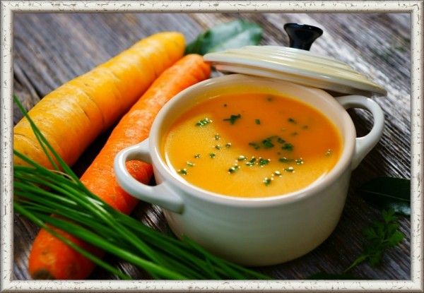 1. Морковный суп. Нарезать небольшими кусочками 2 стебля сельдерея и 2 белые части лука порей. Припустить с ложкой оливкового масла и 2 ложками воды. Добавить измельченные 8 корнеплодов морковки. Еще пару минут потушить. Долить 400 г овощного бульона. Варить до мягкости моркови на среднем огне. Отправить в блендер. Чуть-чуть присолить и добавить кайенского перца. 1. Морковный суп. Нарезать небольшими кусочками 2 стебля сельдерея и 2 белые части лука порей. Припустить с ложкой оливкового масла и 2 ложками воды. Добавить измельченные 8 корнеплодов морковки. Еще пару минут потушить. Долить 400 г овощного бульона. Варить до мягкости моркови на среднем огне. Отправить в блендер. Чуть-чуть присолить и добавить кайенского перца.