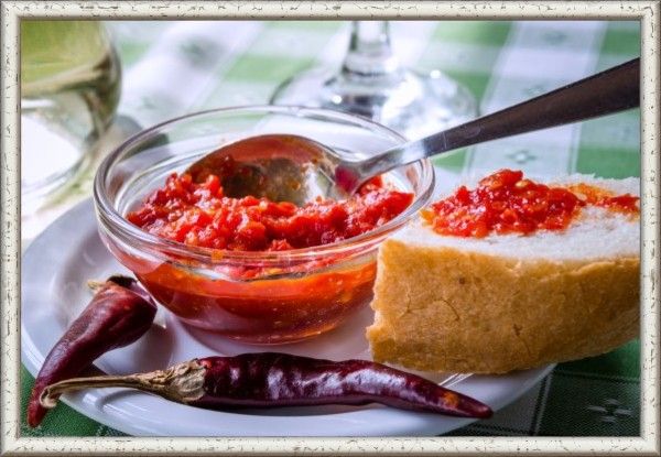1. Сацебели по-домашнему. Помыть, просушить и мелко порубить зелень (петрушка или кинза 1 пучок), 6 зубчиков чеснока пропустить через пресс или очень мелко нарезать. Добавить к зелени. Туда же отправить специи (хмели-сунели, соль, красный, черный, болгарский сухой молотый перец) и томатную пасту (200 г). Постепенно добавить воду (100 г), соус должен получиться густой консистенции. В последнюю очередь добавить 7 г уксуса (виноградного или яблочного) и посолить. Оставить настояться на час-другой. 1. Сацебели по-домашнему. Помыть, просушить и мелко порубить зелень (петрушка или кинза 1 пучок), 6 зубчиков чеснока пропустить через пресс или очень мелко нарезать. Добавить к зелени. Туда же отправить специи (хмели-сунели, соль, красный, черный, болгарский сухой молотый перец) и томатную пасту (200 г). Постепенно добавить воду (100 г), соус должен получиться густой консистенции. В последнюю очередь добавить 7 г уксуса (виноградного или яблочного) и посолить. Оставить настояться на час-другой.