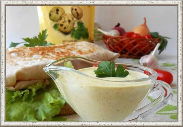 1. Настоящий соус для шавермы (шаурмы). Продукты: 250 г майонеза, 200 г кефира, 3 ст. ложки сметаны. Кроме того: 3-4 зубка чеснока, 1 ч. ложки карри, 1/2 ч. ложки хмели-сунели, 1/2 ч. ложки молотой паприки. Приготовление: смешать майонез, кефир и сметану. Добавить сухие специи и пропущенный через пресс чеснок. Тщательно перемешать ингредиенты. Соус готов, но лучше оставить его на 2-3 часа, чтобы сухие специи успели «разойтись». 1. Настоящий соус для шавермы (шаурмы). Продукты: 250 г майонеза, 200 г кефира, 3 ст. ложки сметаны. Кроме того: 3-4 зубка чеснока, 1 ч. ложки карри, 1/2 ч. ложки хмели-сунели, 1/2 ч. ложки молотой паприки. Приготовление: смешать майонез, кефир и сметану. Добавить сухие специи и пропущенный через пресс чеснок. Тщательно перемешать ингредиенты. Соус готов, но лучше оставить его на 2-3 часа, чтобы сухие специи успели «разойтись».