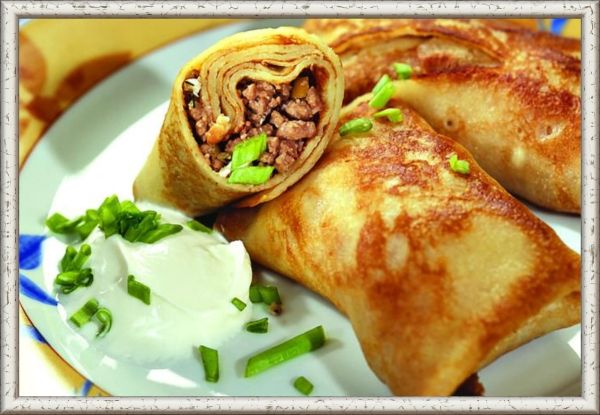 1. Мясная. Ингредиенты: 350 г отварного мяса, 2 средние луковицы, соль и перец по вкусу, сливочное масло для жарки. Приготовление: мясо отварить и мелко нарезать. Лук также мелко покрошить и обжарить на сливочном масле до прозрачности. Добавить на сковороду к луку мясо. Посолить, поперчить и жарить ещё около 10 минут. Выложить начинку на блинчики и завернуть. 1. Мясная. Ингредиенты: 350 г отварного мяса, 2 средние луковицы, соль и перец по вкусу, сливочное масло для жарки. Приготовление: мясо отварить и мелко нарезать. Лук также мелко покрошить и обжарить на сливочном масле до прозрачности. Добавить на сковороду к луку мясо. Посолить, поперчить и жарить ещё около 10 минут. Выложить начинку на блинчики и завернуть.