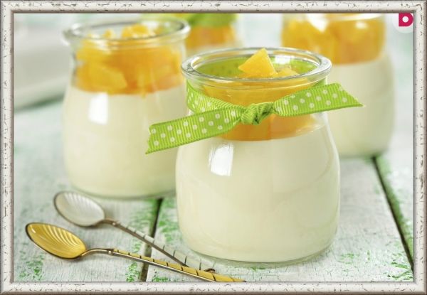 1. Желе молочное с желтками. Ингредиенты: 4 яичных желтка, 10 г желатина, 1 стакан молока или сливок, 4 ст. ложки сахара, ванилин. Приготовление: растереть желтки с сахаром и ванилином, залить горячим молоком или сливками. Затем смешать с разведенным желатином и вымешивать, пока масса не загустеет. Поставить в холодное место для застывания. 1. Желе молочное с желтками. Ингредиенты: 4 яичных желтка, 10 г желатина, 1 стакан молока или сливок, 4 ст. ложки сахара, ванилин. Приготовление: растереть желтки с сахаром и ванилином, залить горячим молоком или сливками. Затем смешать с разведенным желатином и вымешивать, пока масса не загустеет. Поставить в холодное место для застывания.