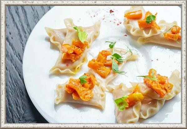 1. Вареники с тыквой. Продукты: 150 г очищенной тыквы, 200 г муки, 100 г воды, 50 г соевой сметаны, 10 г соли, 20 г сахара, 10-20 г растительного масла. Приготовление: тыкву смажьте растительным маслом, заверните в фольгу и запеките 15 минут при температуре 200 С. Замесите тесто из муки, воды, оставшегося масла и 3 г соли. Заверните тесто в пленку и положите в холодильник на 2 часа. Разделите тесто на шарики по 25 г. Выложите нарезанную запеченную тыкву, приправьте солью и сахаром. Вылепите вареники, заморозьте их. Отварите 2-3 минуты в подсоленной воде с добавлением растительного масла. 1. Вареники с тыквой. Продукты: 150 г очищенной тыквы, 200 г муки, 100 г воды, 50 г соевой сметаны, 10 г соли, 20 г сахара, 10-20 г растительного масла. Приготовление: тыкву смажьте растительным маслом, заверните в фольгу и запеките 15 минут при температуре 200 С. Замесите тесто из муки, воды, оставшегося масла и 3 г соли. Заверните тесто в пленку и положите в холодильник на 2 часа. Разделите тесто на шарики по 25 г. Выложите нарезанную запеченную тыкву, приправьте солью и сахаром. Вылепите вареники, заморозьте их. Отварите 2-3 минуты в подсоленной воде с добавлением растительного масла.