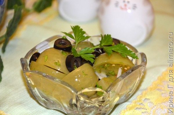 салат с маринованными зелеными помидорами и маслинами