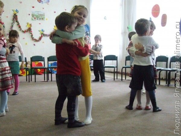 Отношения в семье на примере обнимашек