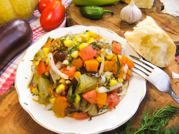 Салат из запеченных овощей с тыквой и кукурузой