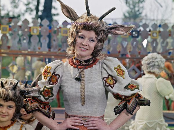 "Мама". Остроумная музыкальная версия всем известной истории про Серого Волка, семерых козлят (в фильме их пятеро) и их очаровательную героическую Маму. "Мама". Остроумная музыкальная версия всем известной истории про Серого Волка, семерых козлят (в фильме их пятеро) и их очаровательную героическую Маму.