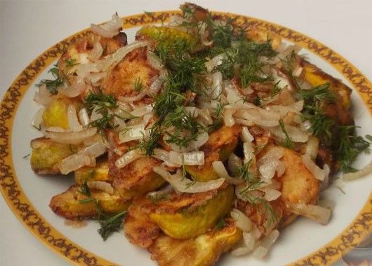 1. Патиссоны жареные. Патиссоны порезать одинаковыми кусочками, обвалять в муке и посолить. Сливочное и растительное масло прогреть. Выложить ломтики патиссонов. Обжарить на среднем огне до золотистого цвета (3-4 минуты). Затем перевернуть ломтики и обжаривать их с другой стороны еще 2 минуты. Обжарить лук, выложить на патиссоны, посыпать укропом. 1. Патиссоны жареные. Патиссоны порезать одинаковыми кусочками, обвалять в муке и посолить. Сливочное и растительное масло прогреть. Выложить ломтики патиссонов. Обжарить на среднем огне до золотистого цвета (3-4 минуты). Затем перевернуть ломтики и обжаривать их с другой стороны еще 2 минуты. Обжарить лук, выложить на патиссоны, посыпать укропом.