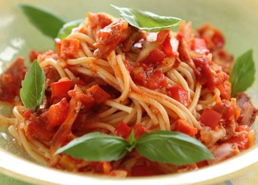 1. Макароны с курицей. Отварить макароны до готовности. Морковку натереть на крупной терке, лук мелко нарезать. Вареную курицу нарезать мелко. На масле пассеровать лук около 5 минут, пока он не станет прозрачным. Добавить к нему морковку и курицу, обжарить несколько минут. Затем добавить томатную пасту, влить несколько ложек бульона или воды. Посолить, поперчить и добавить лавровый лист. Тушить 10 минут. Добавить в сковороду макароны. Все хорошо перемешать. 1. Макароны с курицей. Отварить макароны до готовности. Морковку натереть на крупной терке, лук мелко нарезать. Вареную курицу нарезать мелко. На масле пассеровать лук около 5 минут, пока он не станет прозрачным. Добавить к нему морковку и курицу, обжарить несколько минут. Затем добавить томатную пасту, влить несколько ложек бульона или воды. Посолить, поперчить и добавить лавровый лист. Тушить 10 минут. Добавить в сковороду макароны. Все хорошо перемешать.
