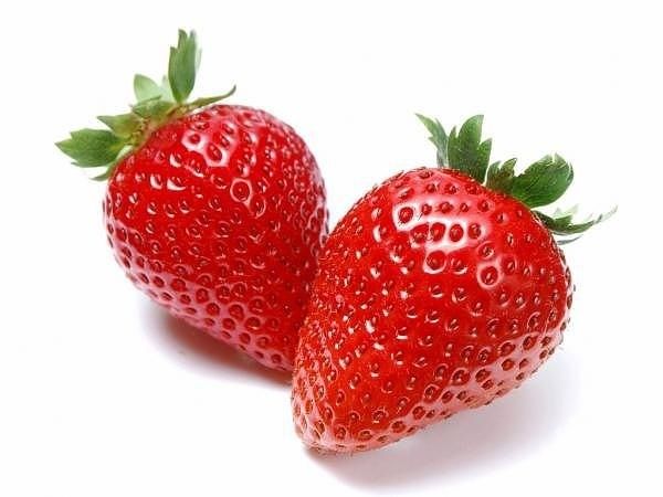 Самый простой рецепт витаминной и освежающей маски из клубники: размять несколько спелых ягод и наложить полученную кашицу на лицо на 15-20 минут. Такую маску хорошо еще применять для осветления веснушек. Самый простой рецепт витаминной и освежающей маски из клубники: размять несколько спелых ягод и наложить полученную кашицу на лицо на 15-20 минут. Такую маску хорошо еще применять для осветления веснушек.