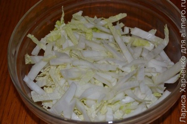 Салат из пекинской капусты сыром и копченой курицей Салат из пекинской капусты сыром и копченой курицей