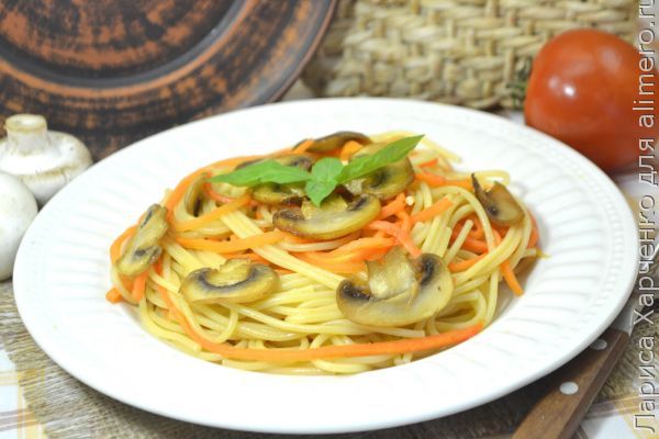 спагетти с грибами и корейской морковкой