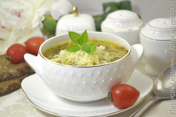 суп с шпинатом, пастой и сыром