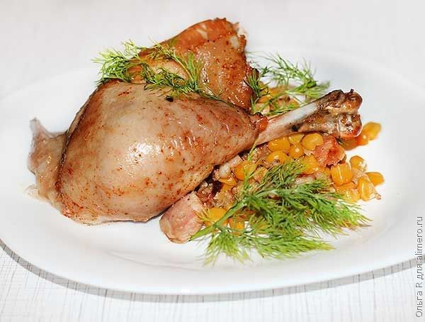 Курица, фаршированная кукурузой и пряными колбасками