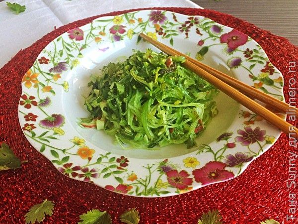салат из фунчозы с водорослями и крабовыми палочками