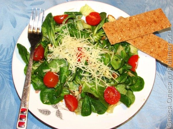 Зеленый салат с пармезаном