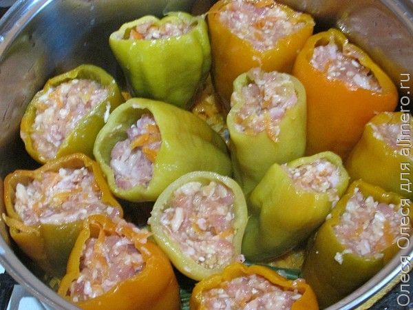 фаршированные перцы с рисом и фаршем в сметанном соусе рецепт