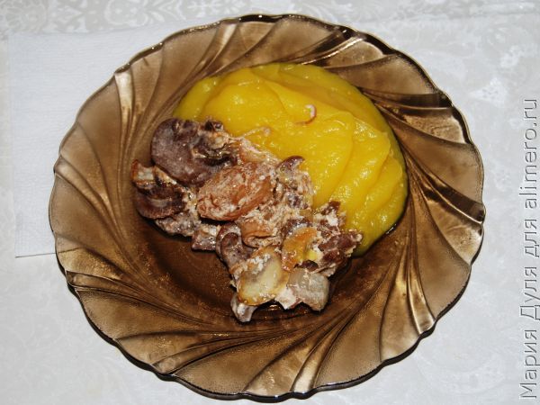 Грибы, тушёные в сметане, с картофельно-тыквенным пюре