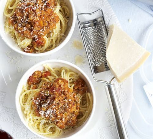 Овощное рагу с чечевицей - отличное дополнение к спагетти