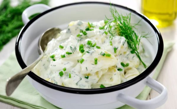 Сливочный картофельный салат с солёными огурцами