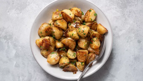 Аппетитный новогодний гарнир - хрустящая картошка с чесноком