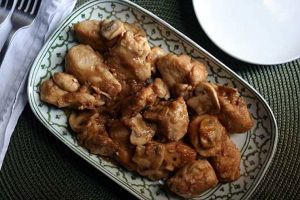Легкий рецепт куриного филе с грибами в винном соусе