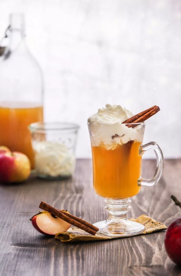Изысканный алкогольный коктейль на основе яблочного сидра