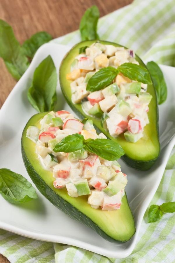 Фаршированные авокадо с крабовым салатом - необычная закуска к праздничному столу