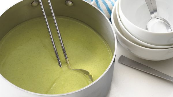 Весенний крем-суп из брокколи на основе куриного бульона