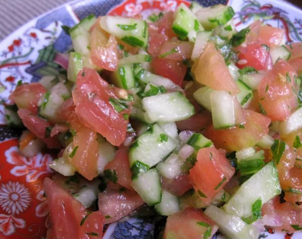 Легкий салатик из огурцов и помидоров для жарких дней