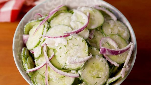 Простой и нежный огуречный салатик к обеденному столу