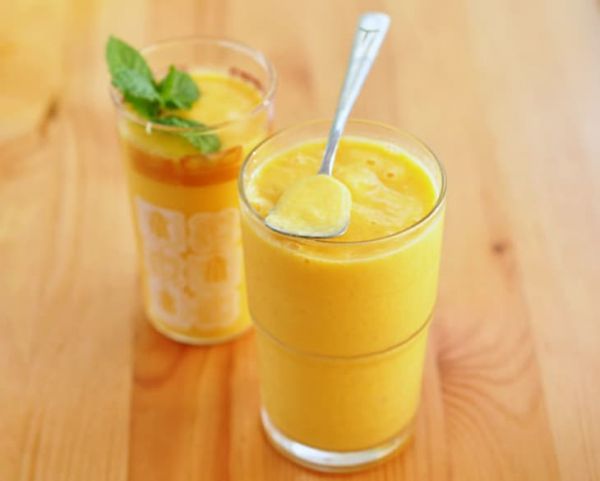 Освежающий смузи с манго и бананом для жарких летних дней
