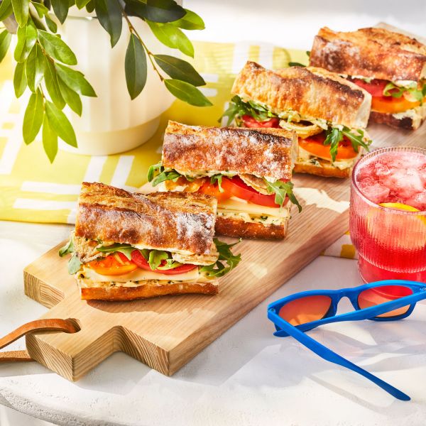 Вкусные сэндвичи с сыром и помидорами - закуска на праздничный летний стол