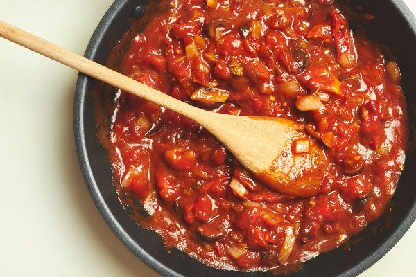 Острые макароны в томатном соусе за 20 минут