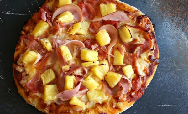 Домашняя пицца по-гавайски с ананасами