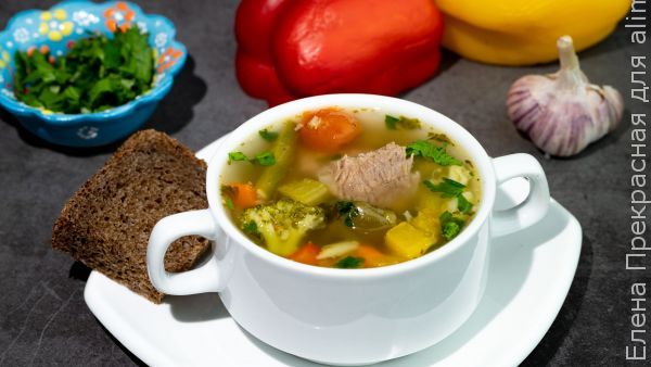 Густой суп с мясом и овощной смесью