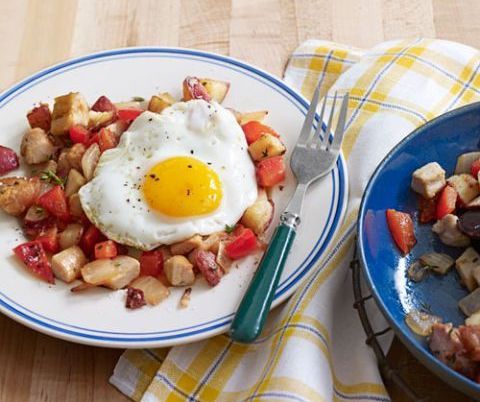 https://www.countryliving.com/food-drinks/recipes/a3717/turkey-hash-sunny-side-up-eggs-recipe-clx1111/