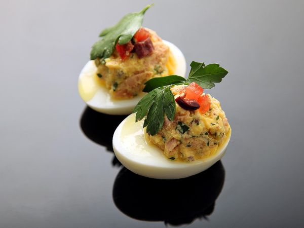 Фаршированные яйца с тунцом за 20 минут – простой и вкусный рецепт
