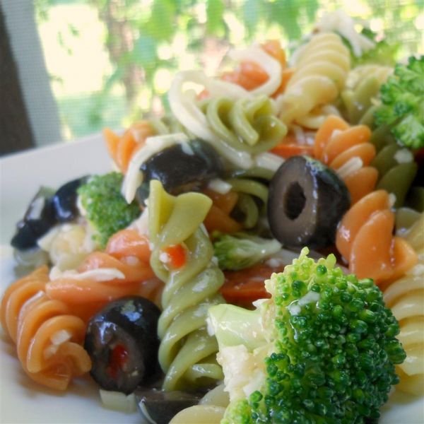 Холодный итальянский салат с макаронами – яркий и ароматный