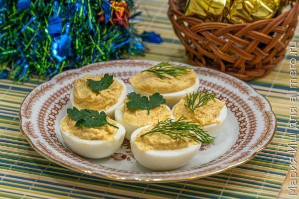 Простой рецепт вкусных фаршированных яиц с икрой минтая
