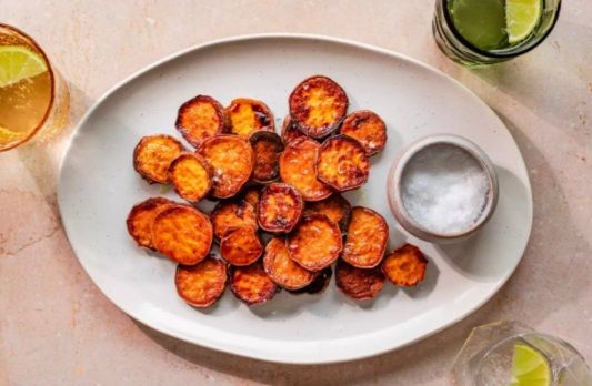 Жареный сладкий картофель на сковороде – оригинальный гарнир за 35 минут