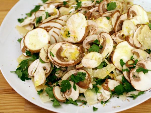 Потрясающий салат из грибов и сыра с лимонной заправкой