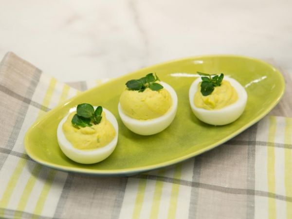 Фаршированные яйца по-новому к праздничному столу